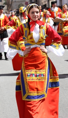 Sardegna - Costume di Desulo Girl wearing the traditional costume of Desulo (NU)