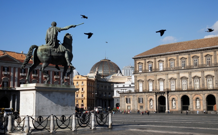 Campania - Napoli, piazza del Plebiscito